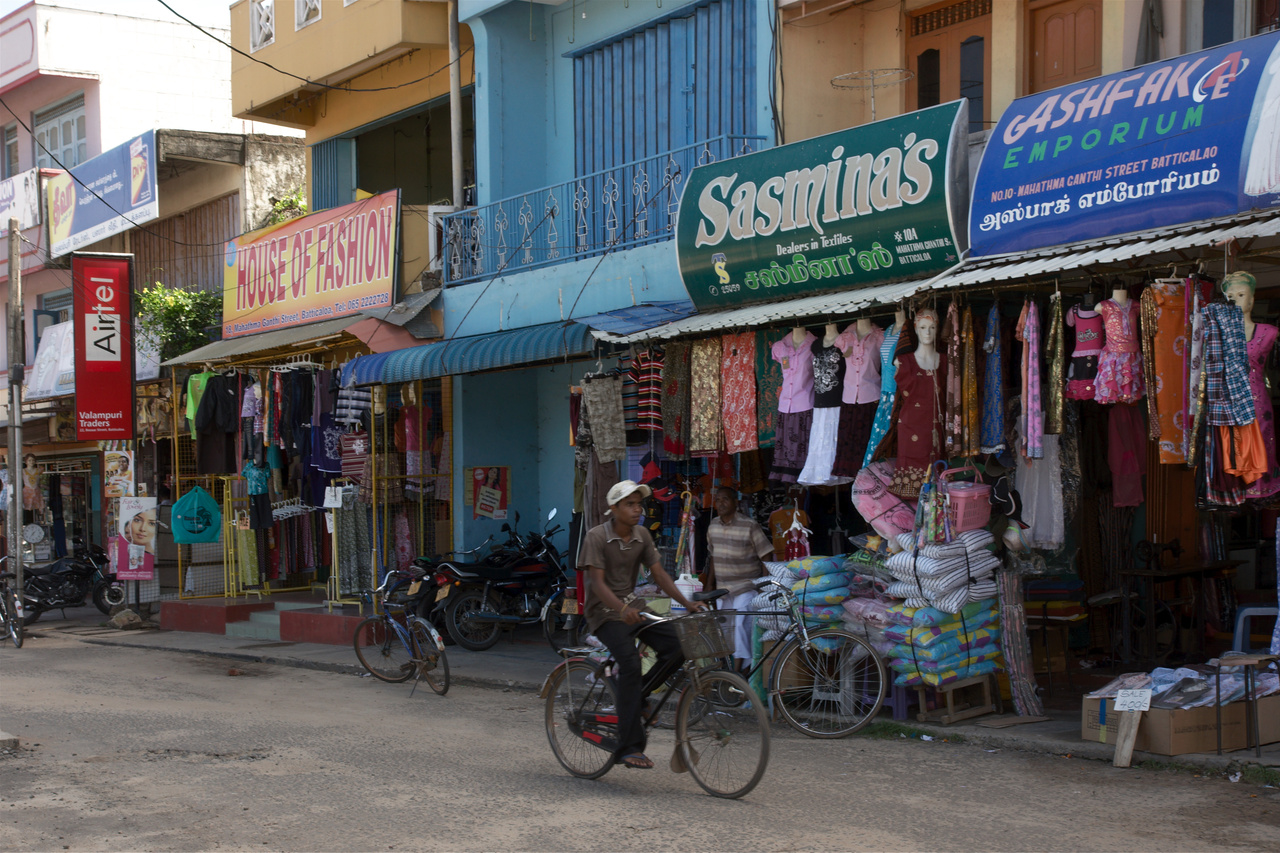 Click to enlarge: Batticaloa Shop [f/9, 1/100 sec, 30mm-e, ISO 200, Sony A700]