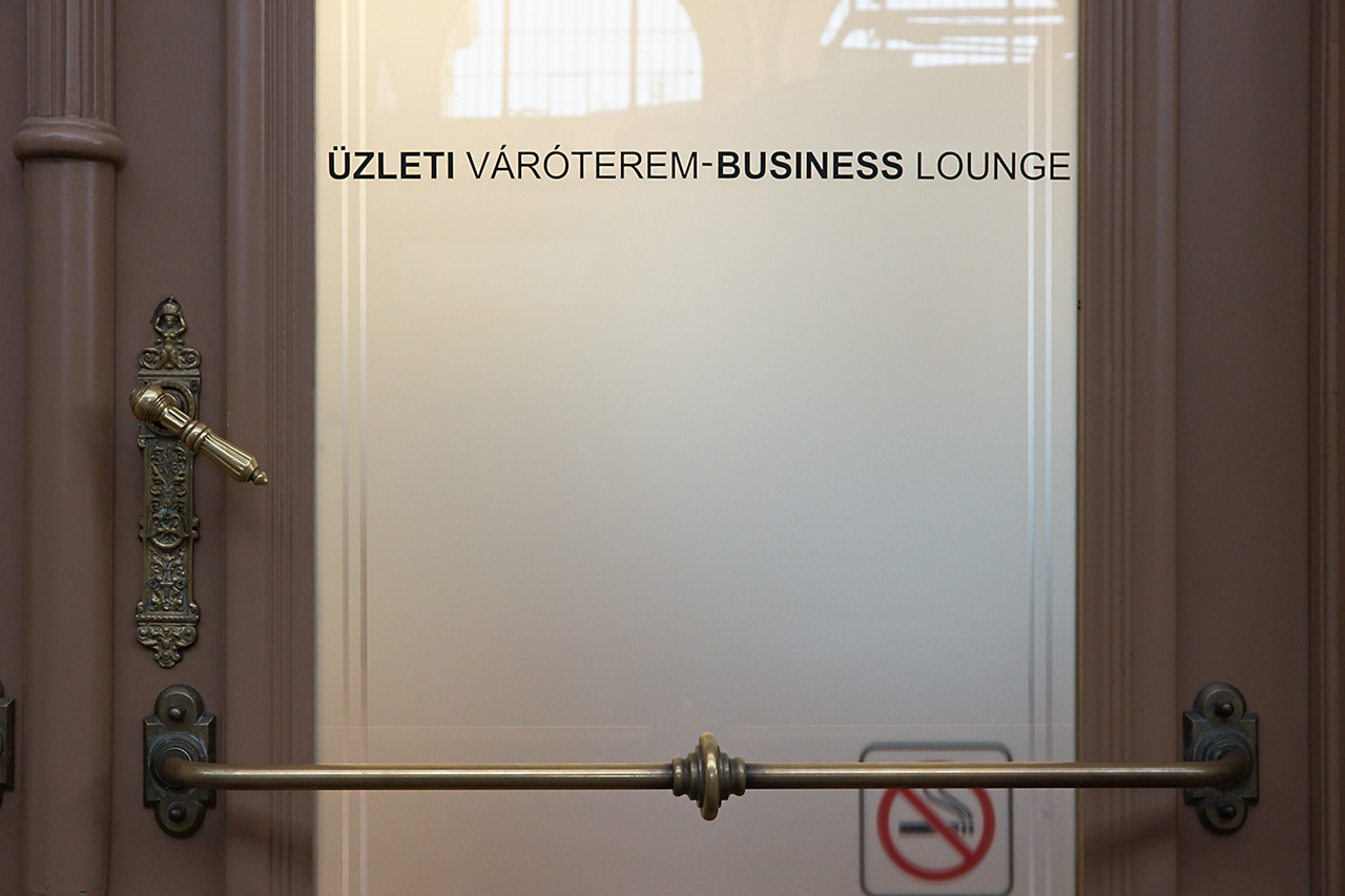 Click to enlarge: Budapest Business Lounge [f/6.3, 1/30 sec, 35mm-e, ISO 800, Sony A700]