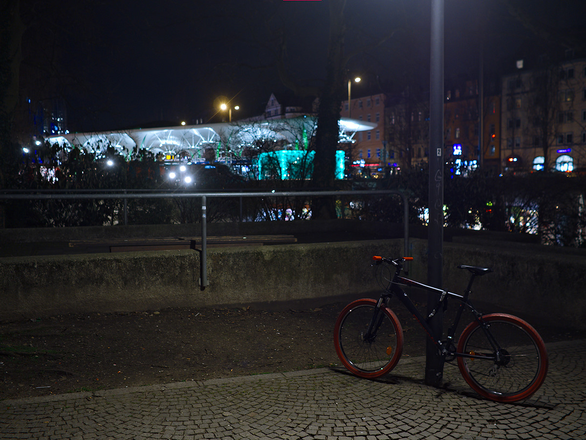 Red Accents. Tagged with Urban, bicicyle, night
