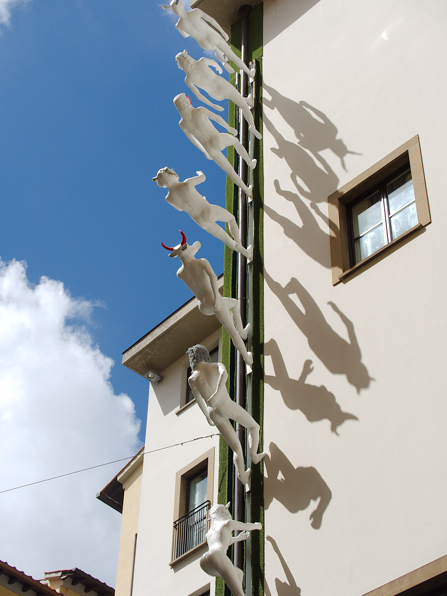 Skywards - Art Hotel in Florence. Tagged with Urban, sculptures