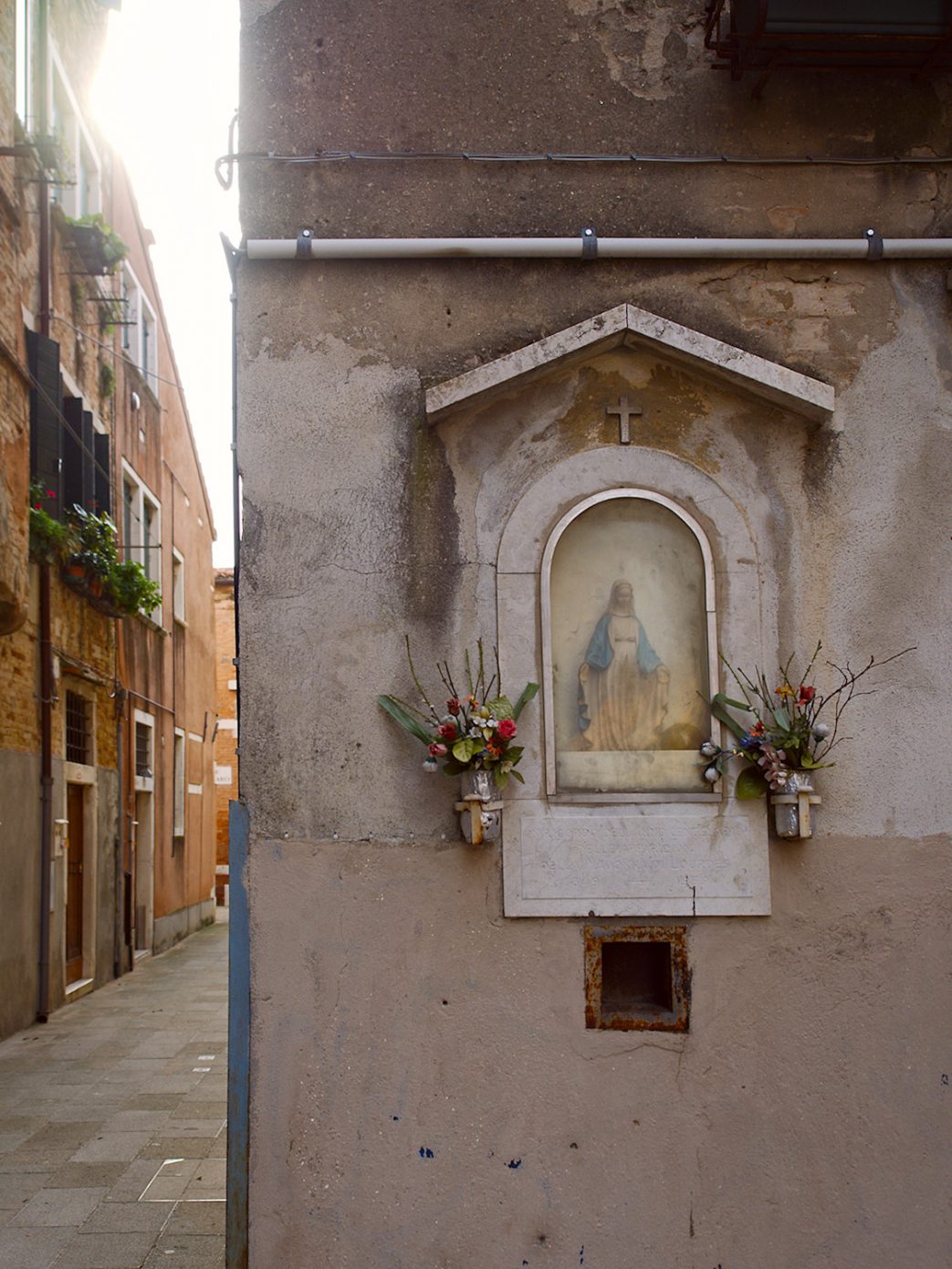 Madonna de Lourdes. Tagged with Urban