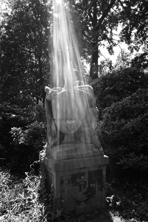 Light pouring from the Sky, Gedächtnisurne Marianne von Schm, Berlin, geotagged, Black & White, Common Places, Urban