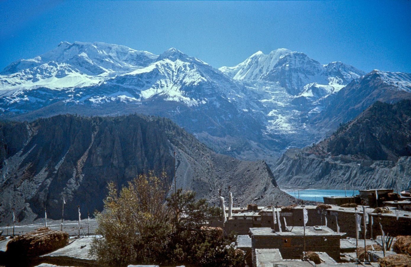 Over_the_Roofs_of_Manang.jpg