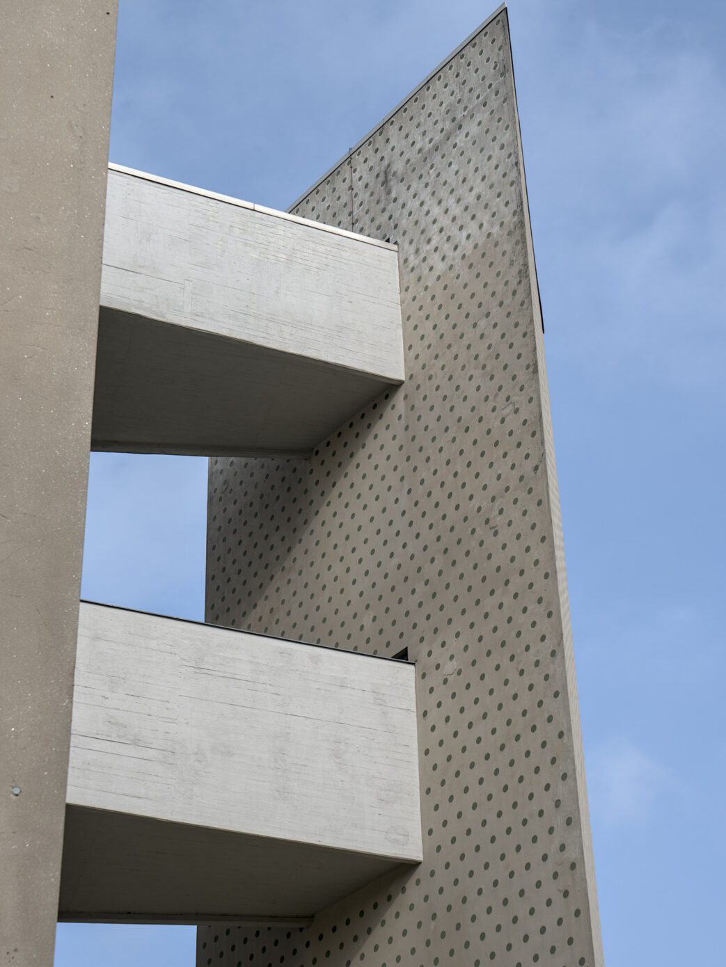 Oskar-Niemeyer-Building_II.jpg